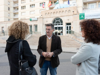 José Luis Sánchez Teruel atiende a los medios de comunicación en la puerta de la Bola Azul