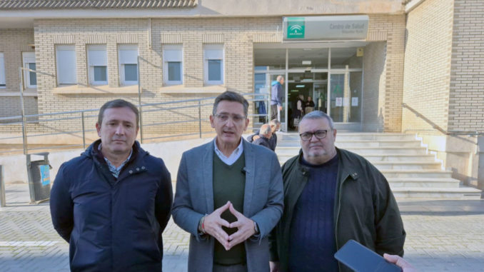 Rafael Torres, José Luis Sánchez Teruel y Manolo García en el centro de Salud Roquetas Norte