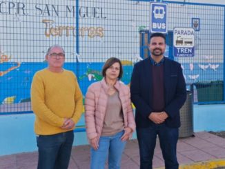 Luis Miguel Cáceres, Loli Sánchez y Mateo Hernández Tristán en la puerta del colegio de Terreros