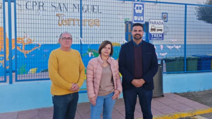 Luis Miguel Cáceres, Loli Sánchez y Mateo Hernández Tristán en la puerta del colegio de Terreros